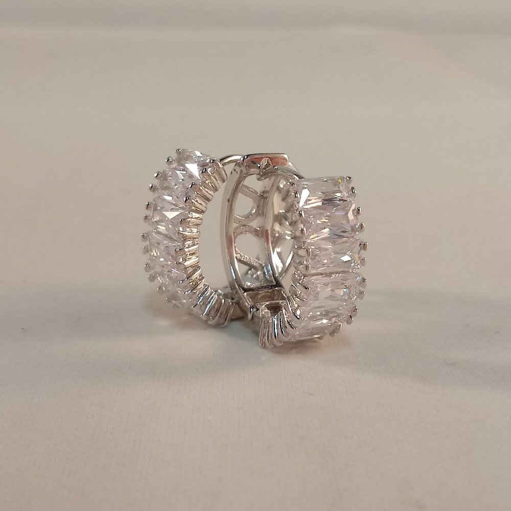18K White Gold Filled Gorgeous Baguette Diamond Zircon Hoop Huggie Earrings Gift